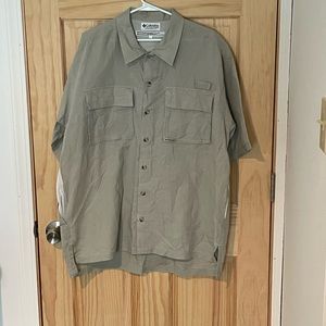 Columbia Outdoor shirt in size Large.